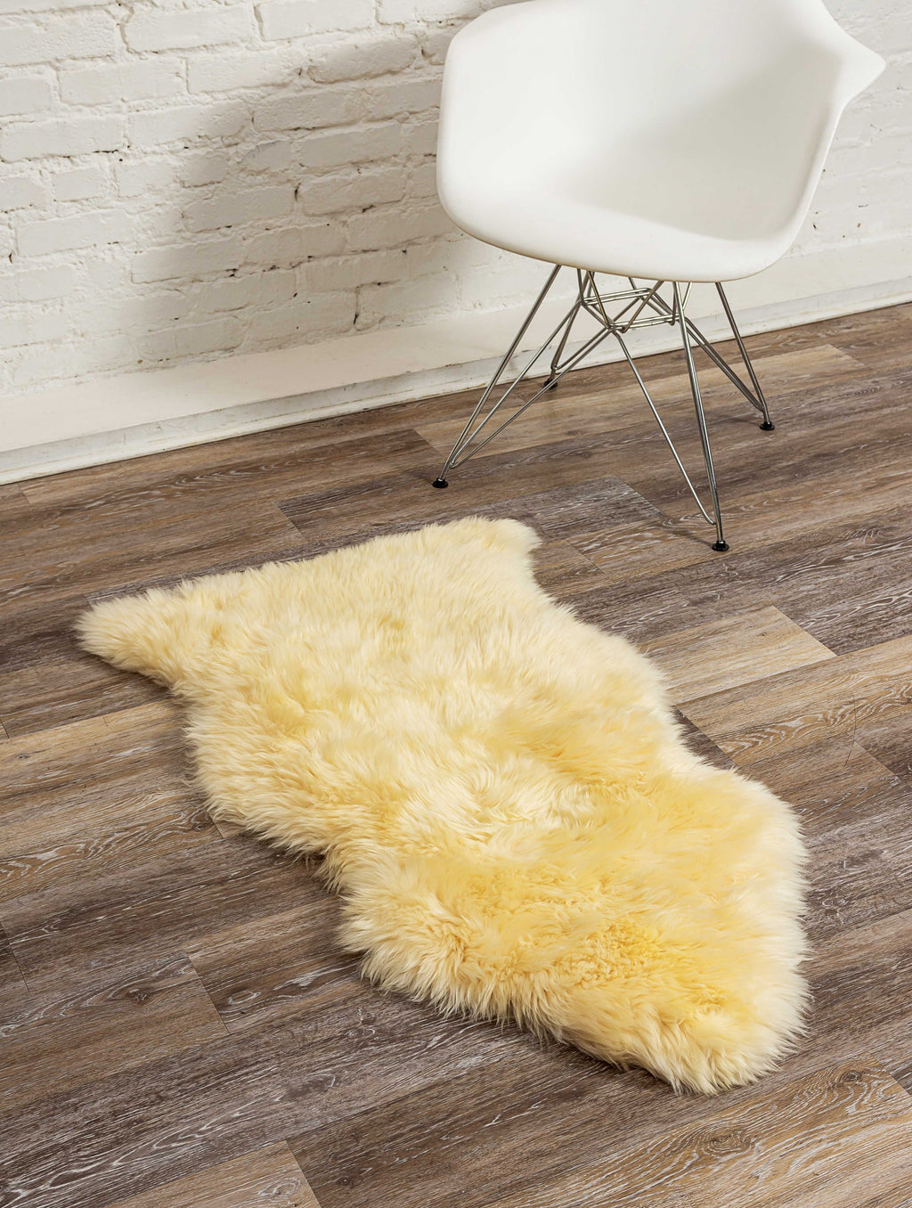 HomeRoots 2' X 3' Cream New Zealand Natural Sheepskin Rug