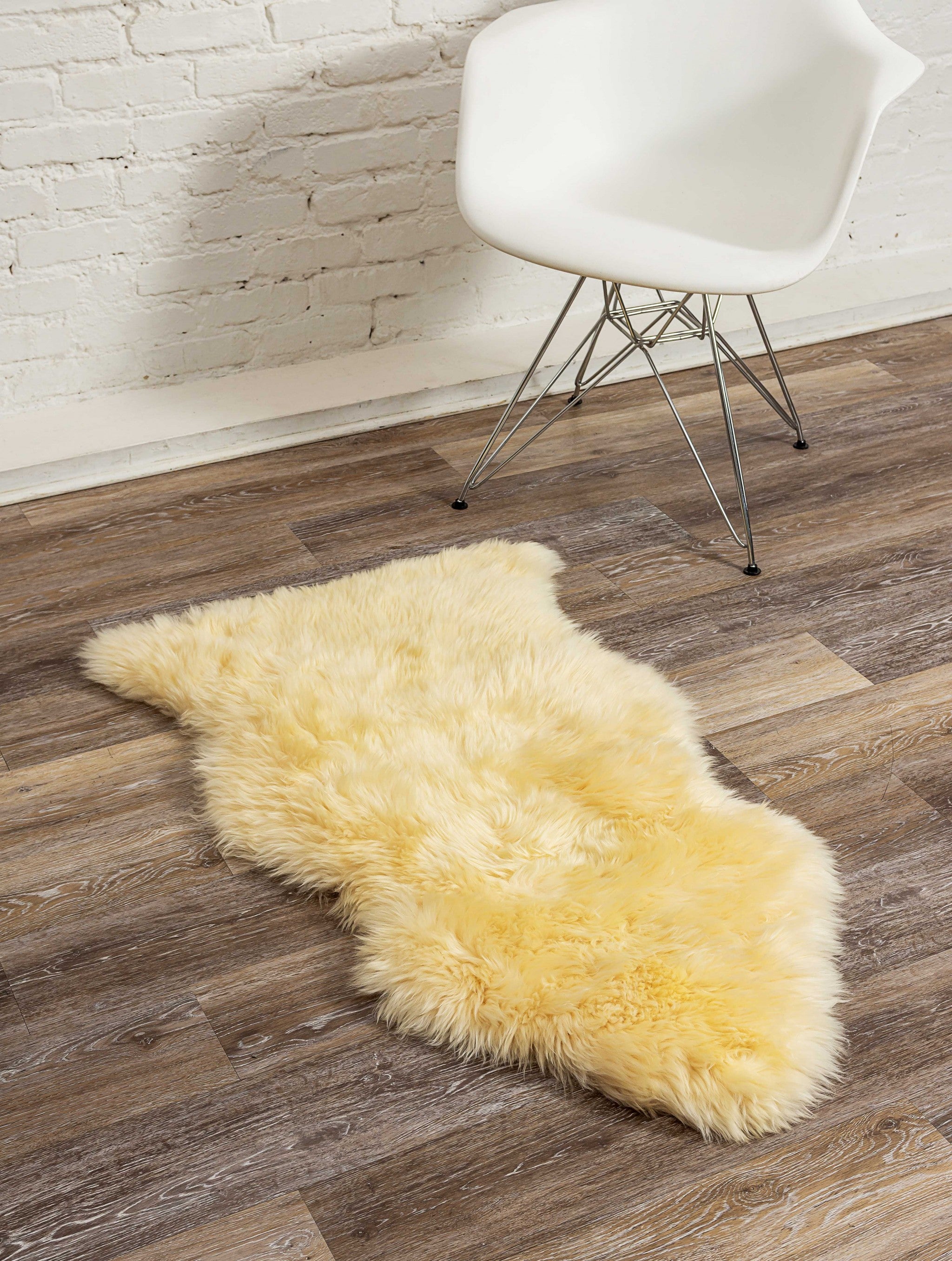 HomeRoots 2' X 3' Cream New Zealand Natural Sheepskin Rug