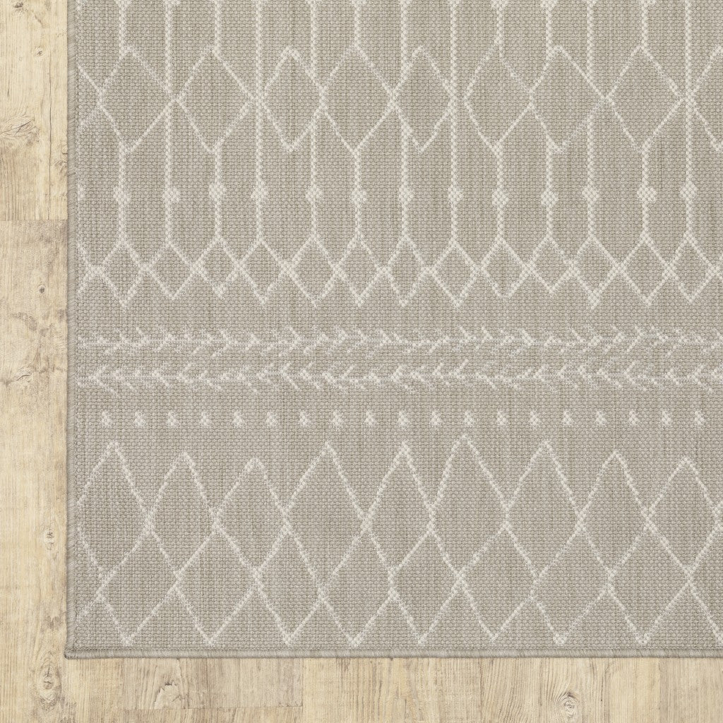 HomeRoots Grey Polypropylene 3’x5’ Gray and Ivory Geometric Indoor Outdoor Area Rug