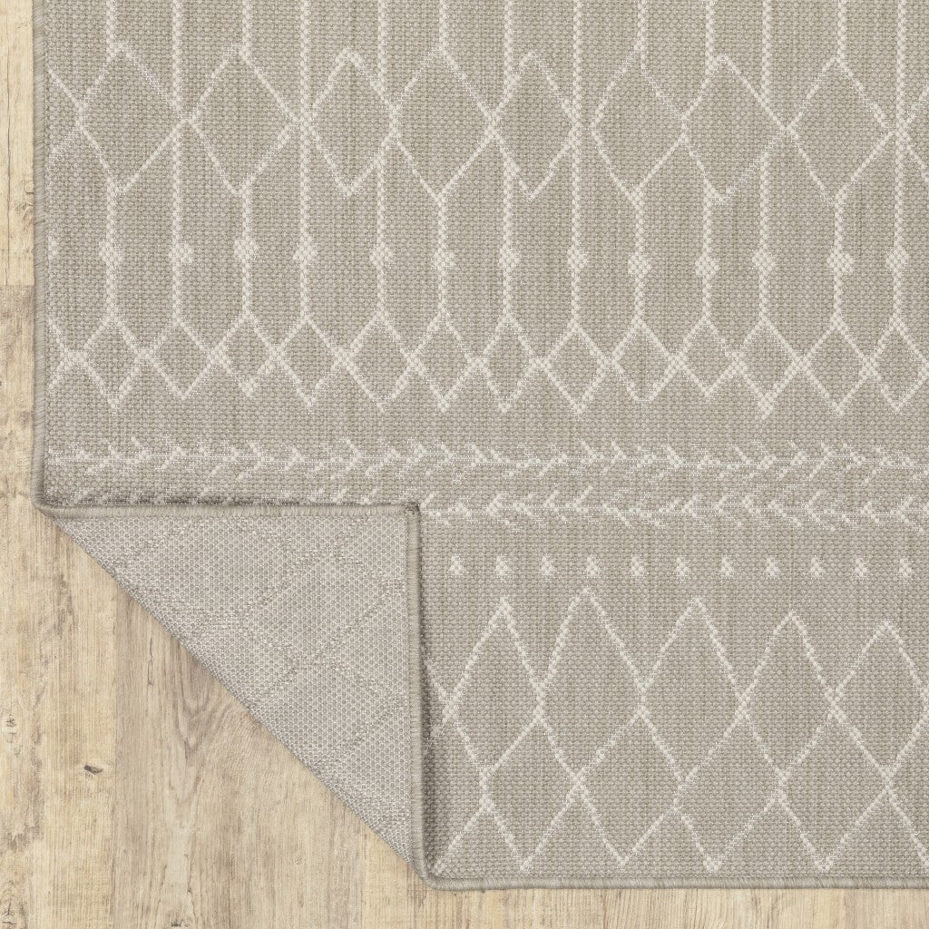 HomeRoots Grey Polypropylene 5’x7’ Gray and Ivory Geometric Indoor Outdoor Area Rug