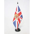 United Kingdon Coat Of Arms Table Flag 5' X 8' - Uk - British - England Desk Flag 21 X 14 Cm - Black Plastic Stick And Base -