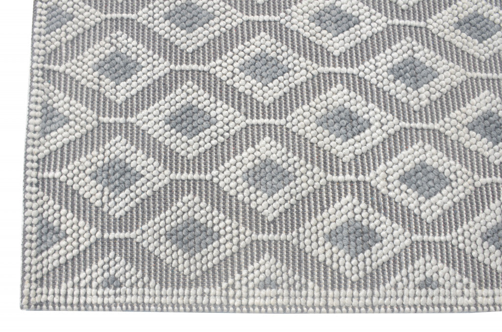 HomeRoots Ivory/Grey PET Yarn 5’ x 7’ Ivory Gray Diamond Trellis Modern Area Rug