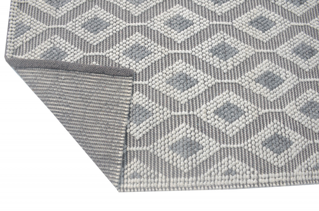 HomeRoots Ivory/Grey PET Yarn 5’ x 7’ Ivory Gray Diamond Trellis Modern Area Rug