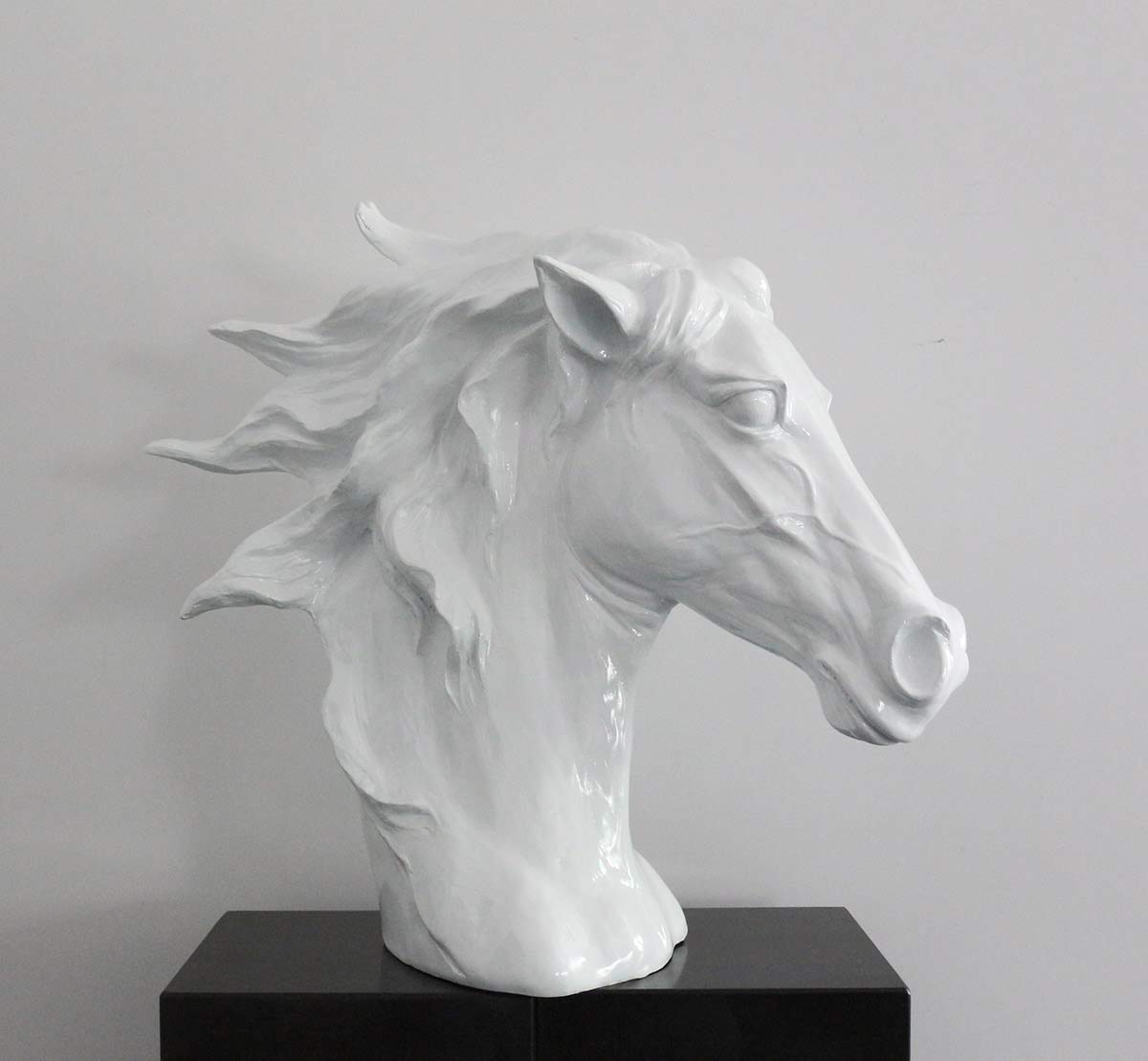 HomeRoots Decor Contemporary Durable Polyresin Horse Head Sculpture - 11', White