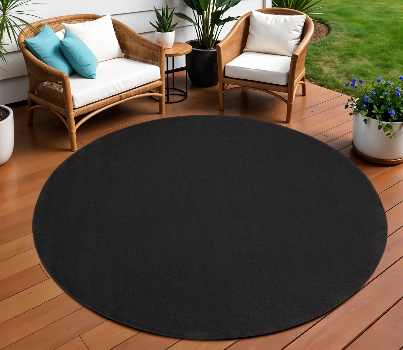 10 Black And Ivory Round Indoor Outdoor Area Rug