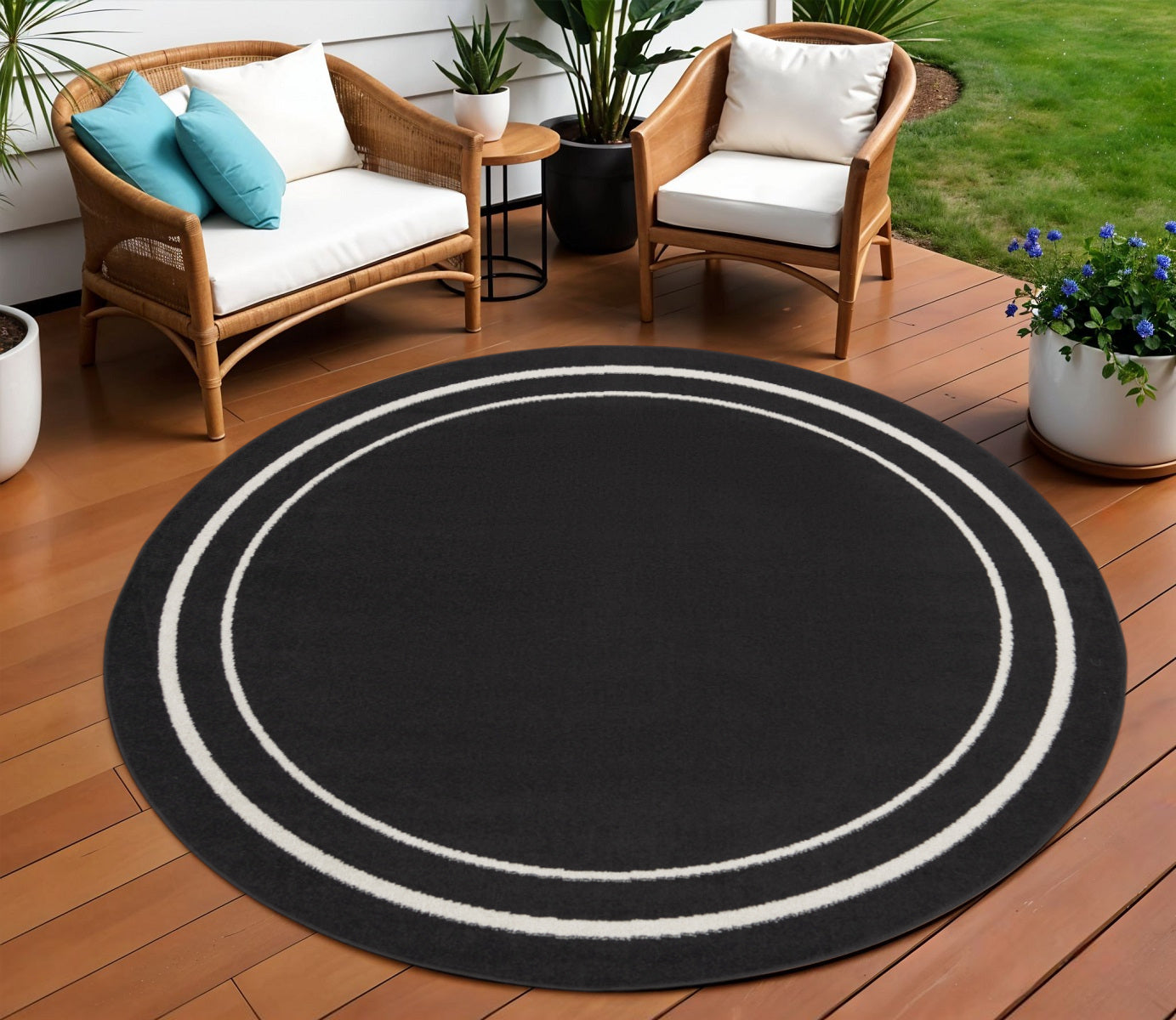 8 Black And Ivory Round Indoor Outdoor Area Rug