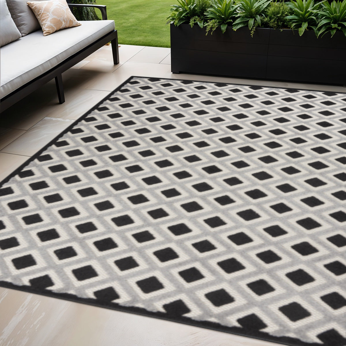 5 X 8 Black And White Geometric Indoor Outdoor Area Rug