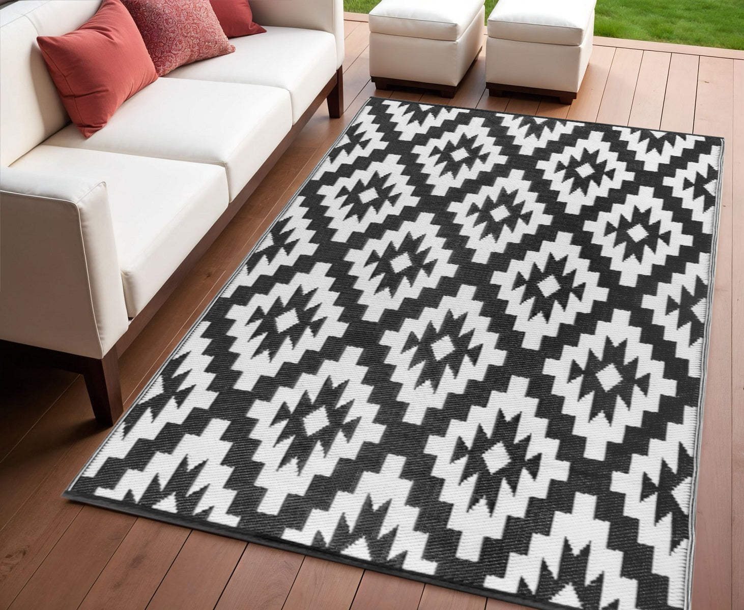 4' X 6' Black Geometric Indoor Outdoor Area Rug