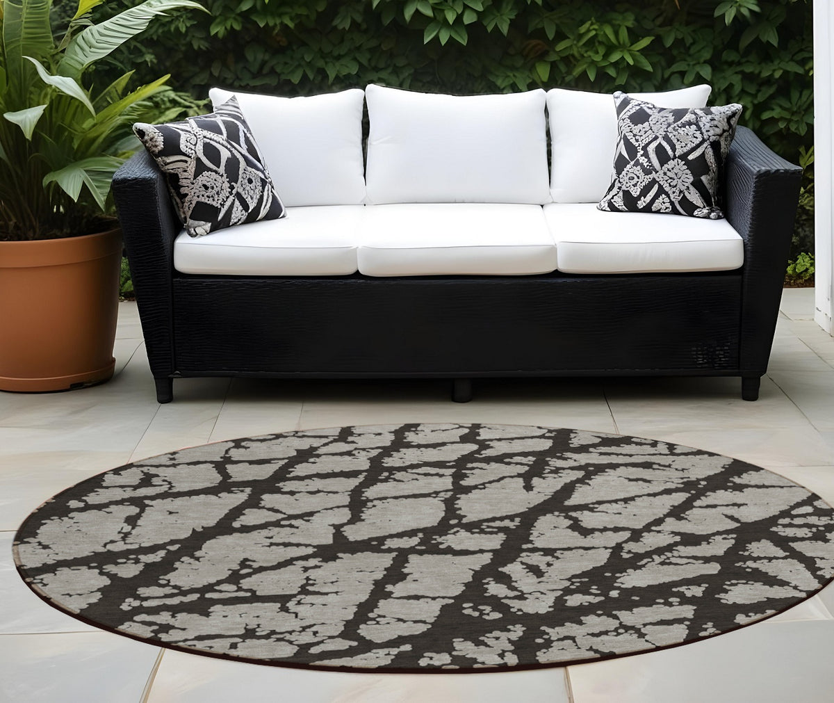 8' Round Black And White Round Abstract Washable Non Skid Indoor Outdoor Area Rug