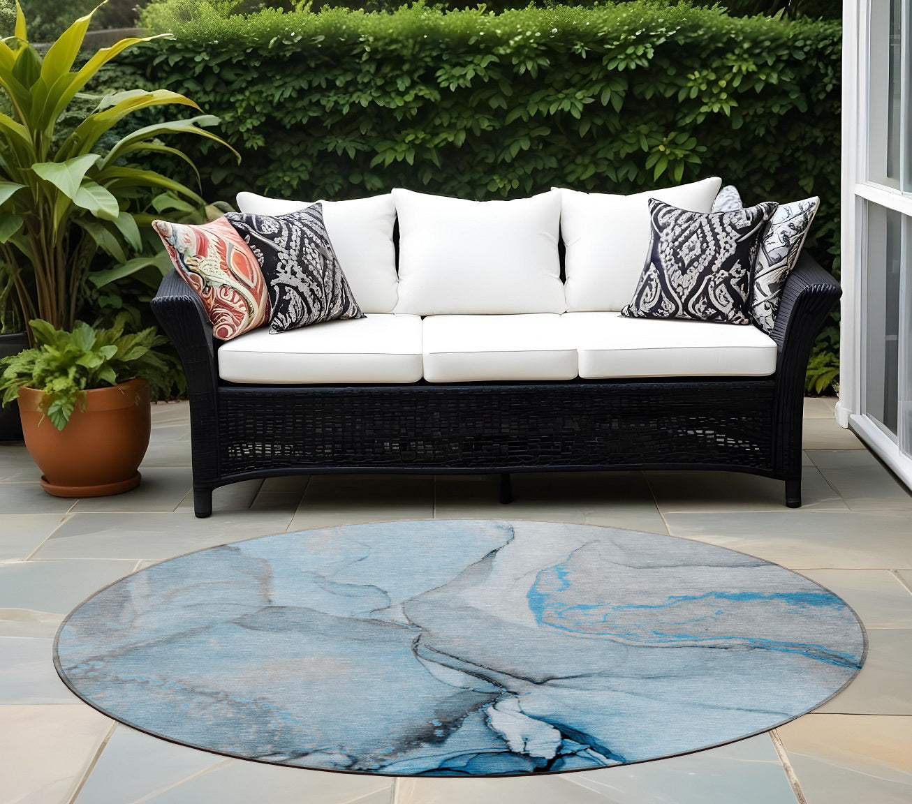 8' Round Blue And Ivory Round Abstract Washable Non Skid Indoor Outdoor Area Rug