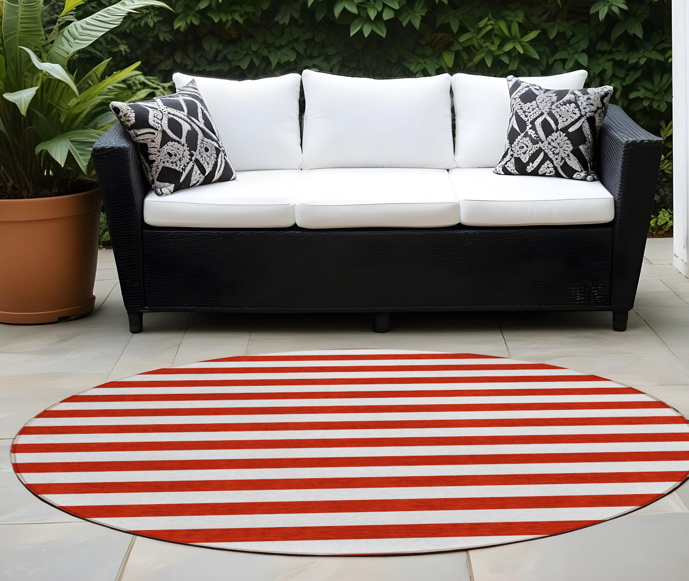 8' Round Red And White Round Striped Washable Non Skid Indoor Outdoor Area Rug