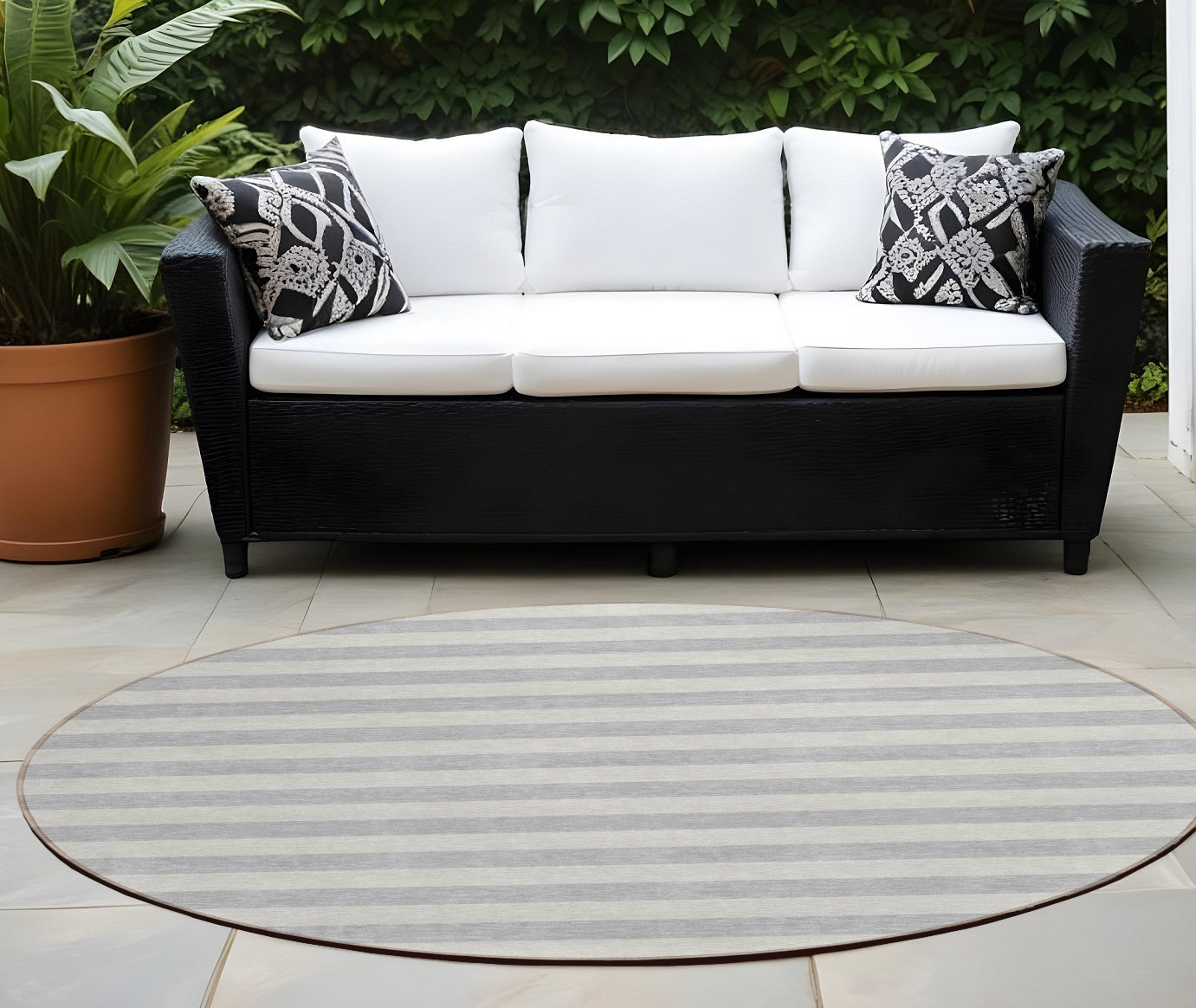 8' Round Gray And Ivory Round Striped Washable Non Skid Indoor Outdoor Area Rug