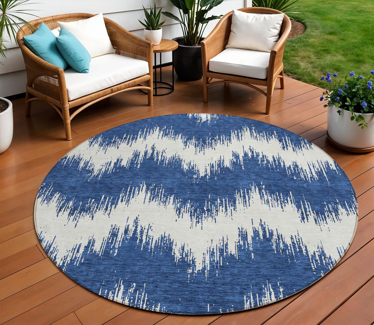 8' Navy Blue And Ivory Round Chevron Washable Indoor Outdoor Area Rug