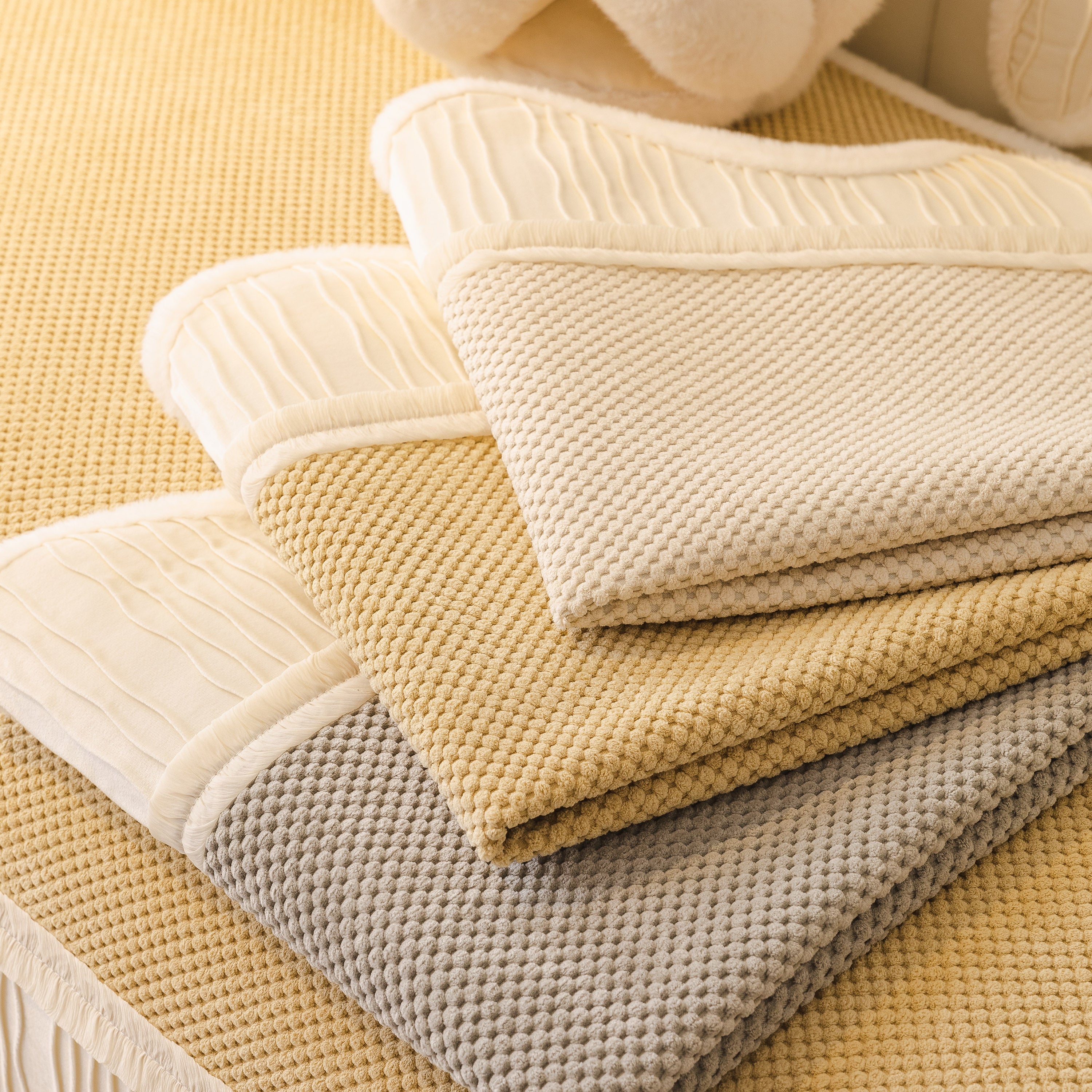 Washable Sofa Throw Pad, Non-Slip Sofa Mat Cozy Couch Slipcover with Soft Furry Trim