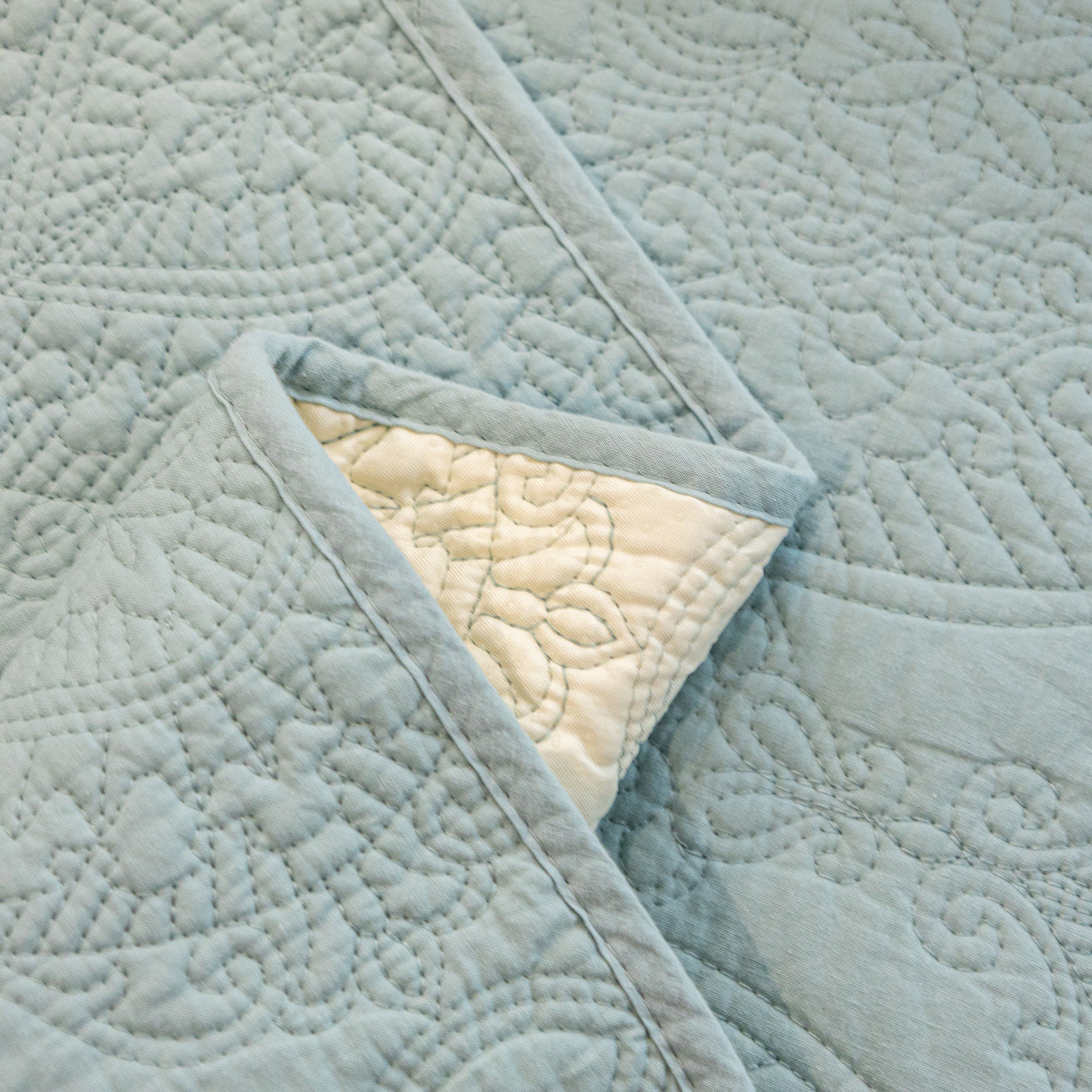 Baroque Sofa Cover – Quilted Cotton, Non-Slip, Washable with Ornate Embroidery