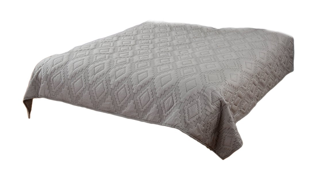 Rizzy Home | BT1813 | Polyester Quilt | 70"x86" Gray/Neutral/ Geometrical