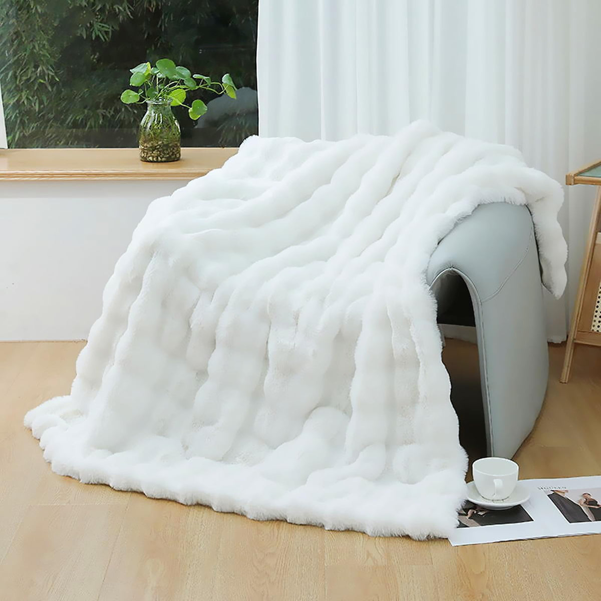 Ukeler White Plush Furry Throw Blanket Super Soft Cozy Warm Blanket For Bed, Couch, Sofa, Office, Camping Shaggy Faux Fur Blanke
