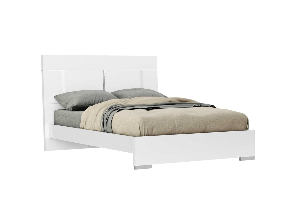 HomeRoots Beddings 60' X 80' X 46' White Stainless Steel Queen Bed