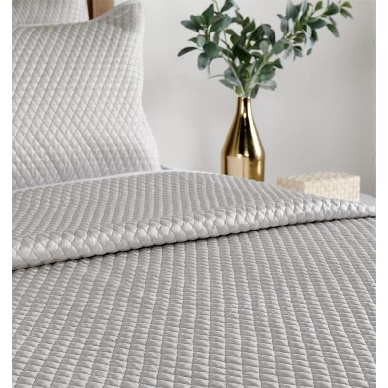 Kosas Home Winthrop 98X94 Matte Poly Sateen Fabric Queen Quilt In Gray/Silver