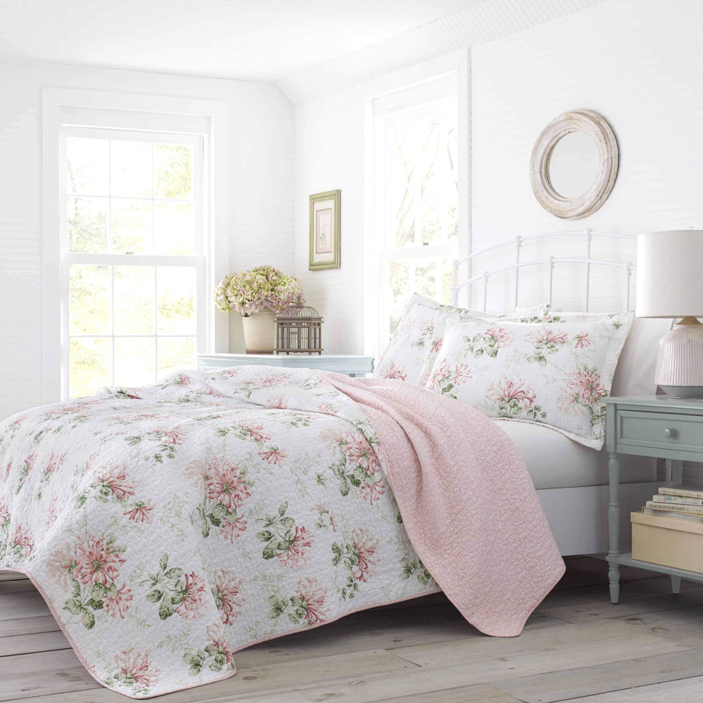 Laura Ashley - Queen Quilt Set, Cotton Reversible Bedding With Matching Shams, Home Decor Ideal For All Seasons (Honeysuckle Pin