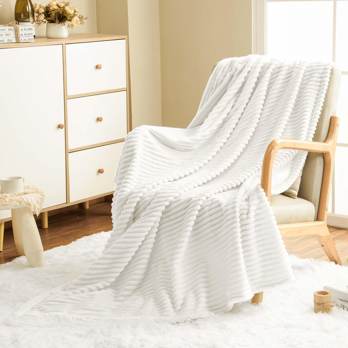 Vessia Flannel Fleece Throw Blanket For Couch,Sofa,Bed, 300Gsm Microfiber White Striped Chair Blanket,Super Soft Warm Cozy Light
