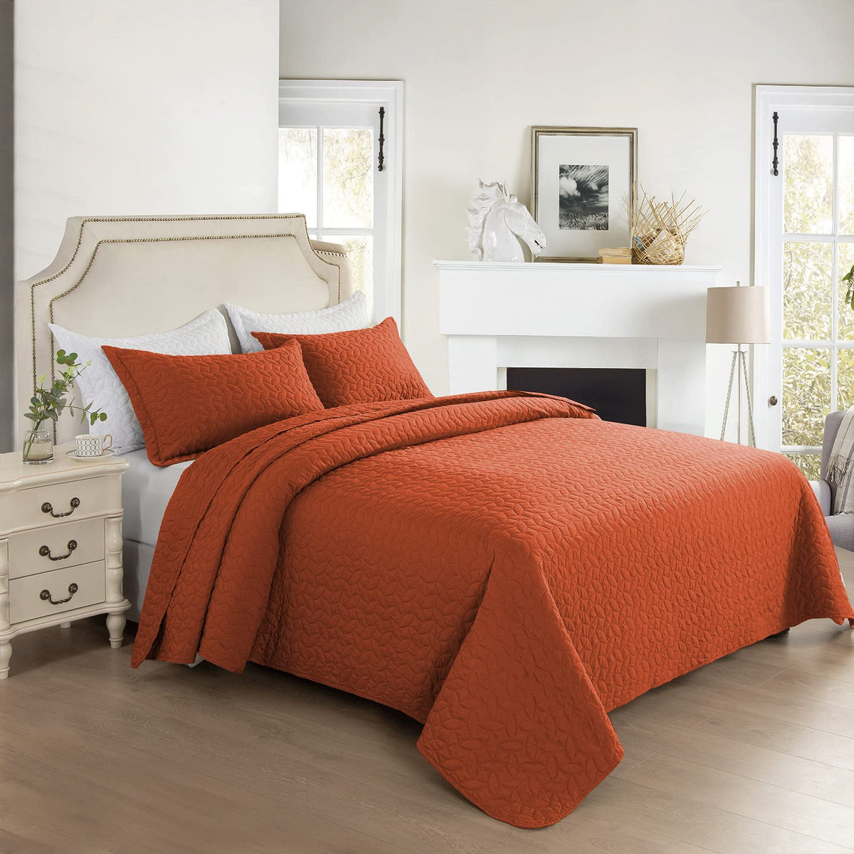 Hygge Hush Summer Quilt Set, King Size Caramel Leaves Pattern 3 Pieces Quilt Set, Oversized Modern Style Bedspread Set For All S