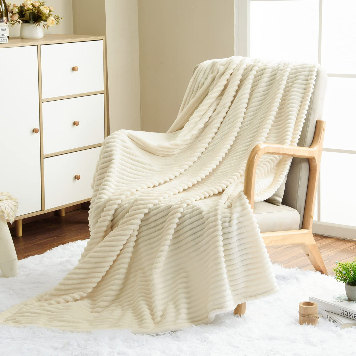Vessia Flannel Fleece Throw Blanket For Couch, Sofa, Bed, 300Gsm Microfiber Cream Striped Chair Blanket, Super Soft Warm Cozy Li