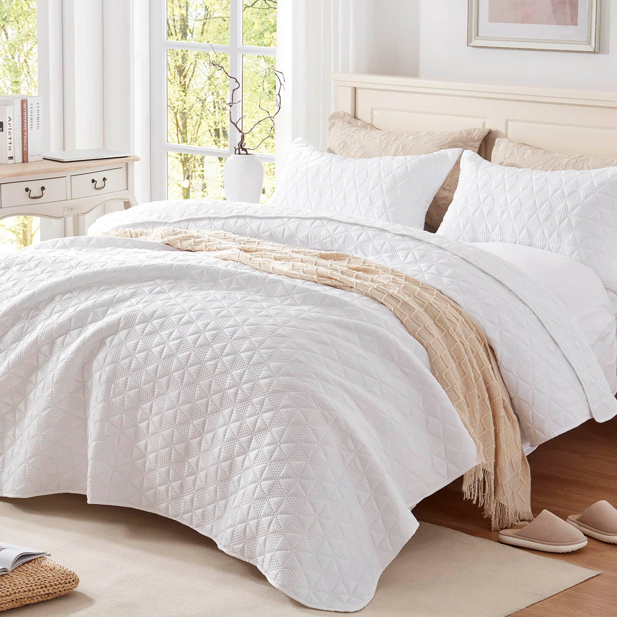 Leaonme Full/Queen Quilt Set 3 Pieces, Lightweight White Bedspread-90''X98'', Soft Microfiber Summer Quilt, Luxurious Warm Cover