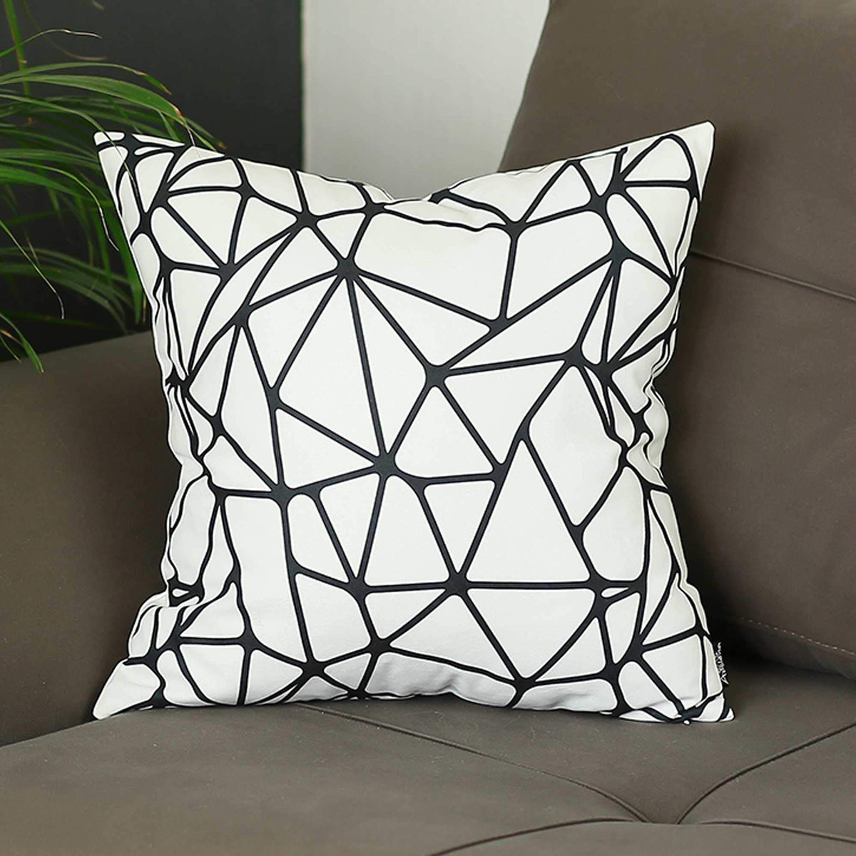 HomeRoots Multi Polyester 18'x18' Skandi BW Tangle Decorative Throw Pillow Cover Printed