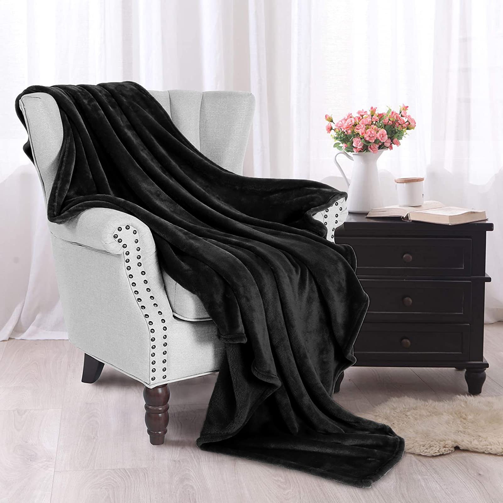 Exclusivo Mezcla Extra Large Fleece Throw Blanket, 50X70 Inches 300Gsm Super Warm And Soft Blankets For Couch, Black Throw For W