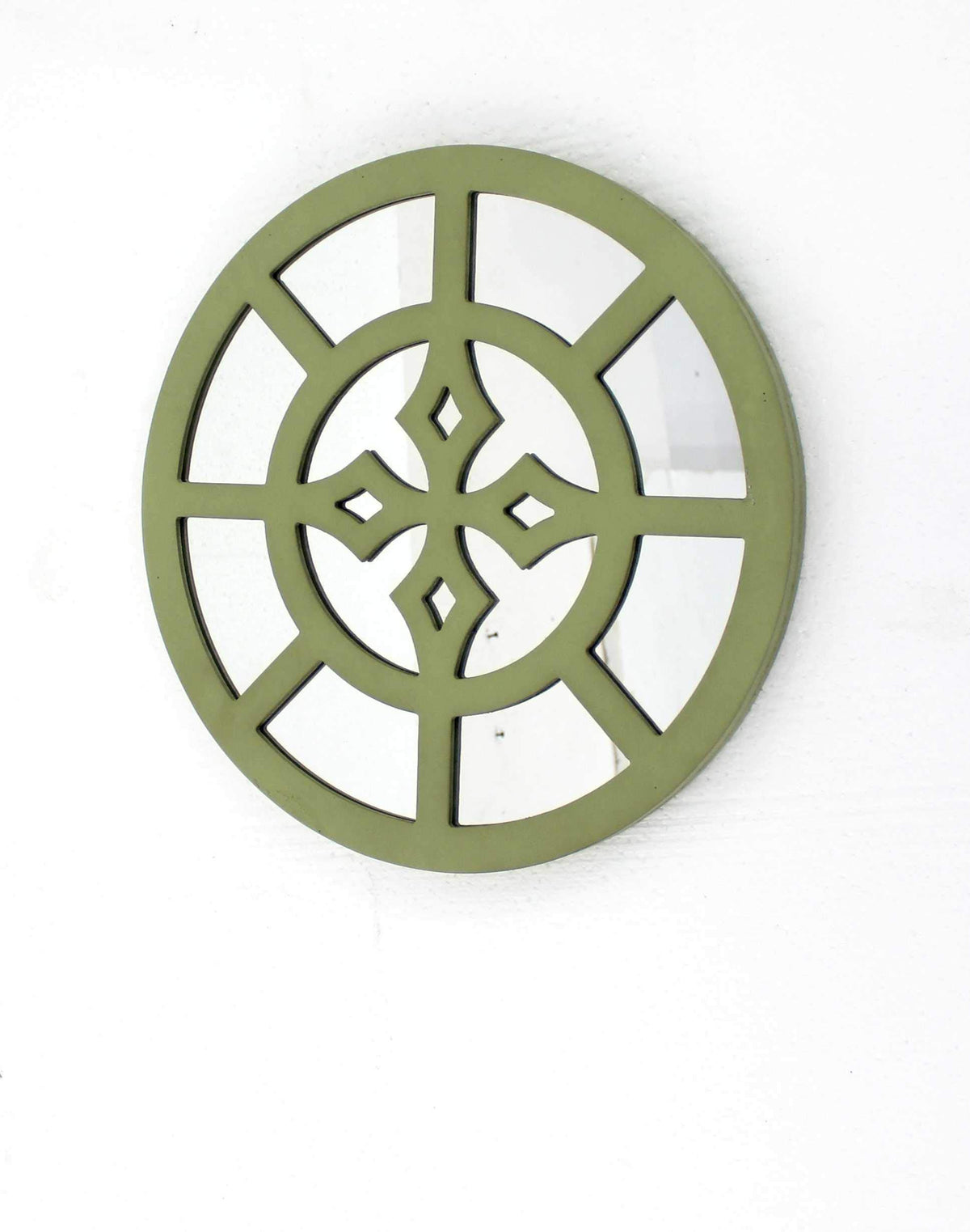 HomeRoots 15.5' X 0.87' X 15.5' Green Rustic Mirrored Round Wooden Wall Decor