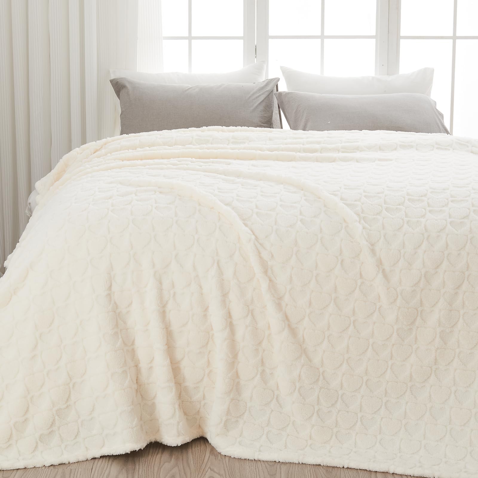 Newcosplay Super Soft Queen Blanket Off White Love Premium Silky Flannel Fleece 3D Heart Checkered Lightweight Bed Blanket All S