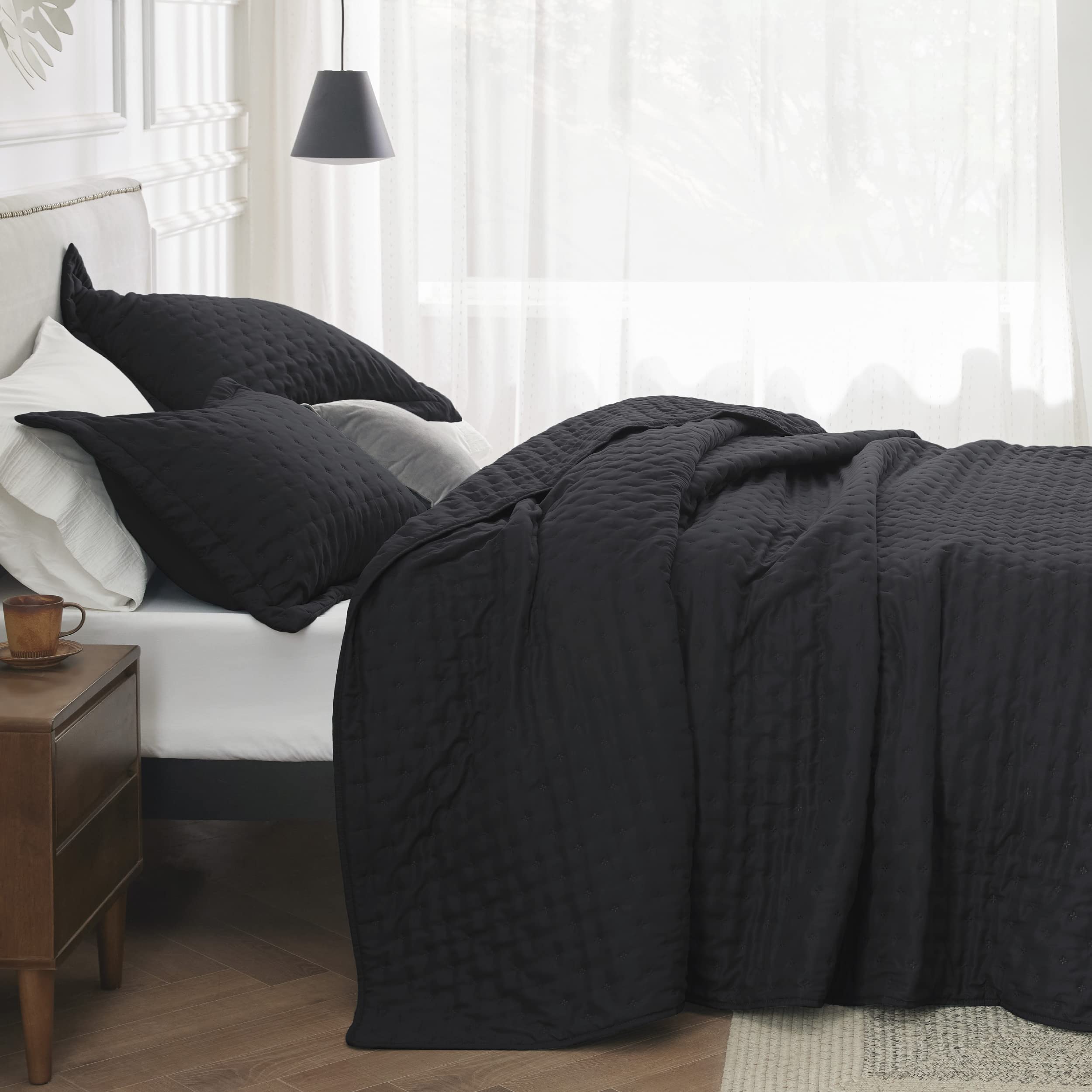 Bedsure King Size Quilt Set, Soft Ultrasonic King Quilt Bedding Set, Clover King Bedspread, Lightweight Bedding Coverlet For All Seasons (Includes 1 Black Quilt, 2 Pillow Shams)