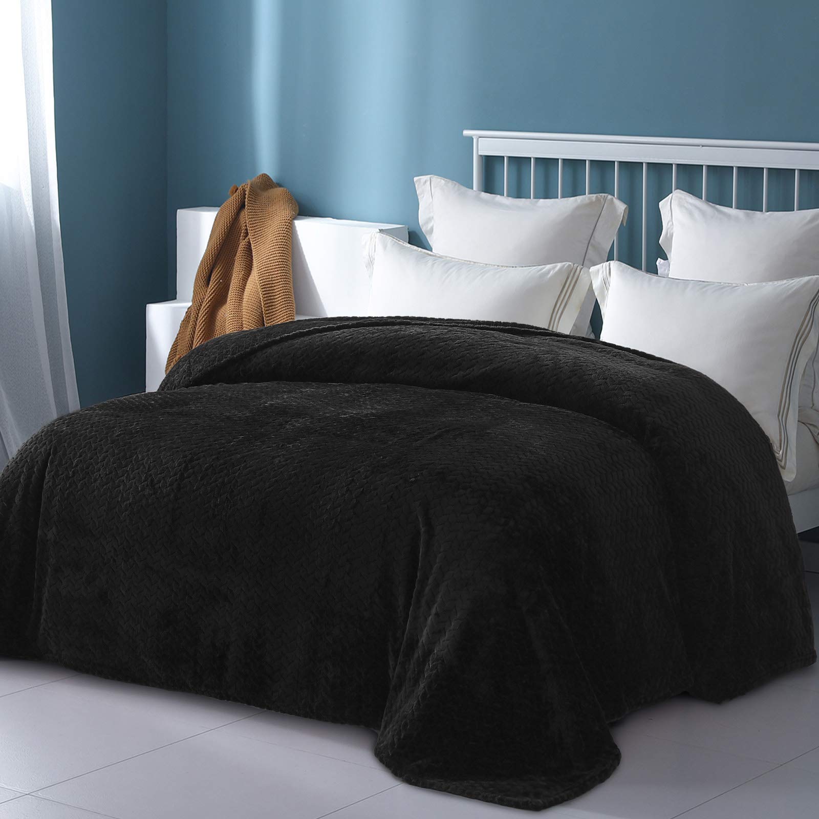 Exclusivo Mezcla Black Fleece King Size Blanket For Bed, 90X104 Inches Soft Cozy 3D Decorative Jacquard Flannel Blankets, Lightw