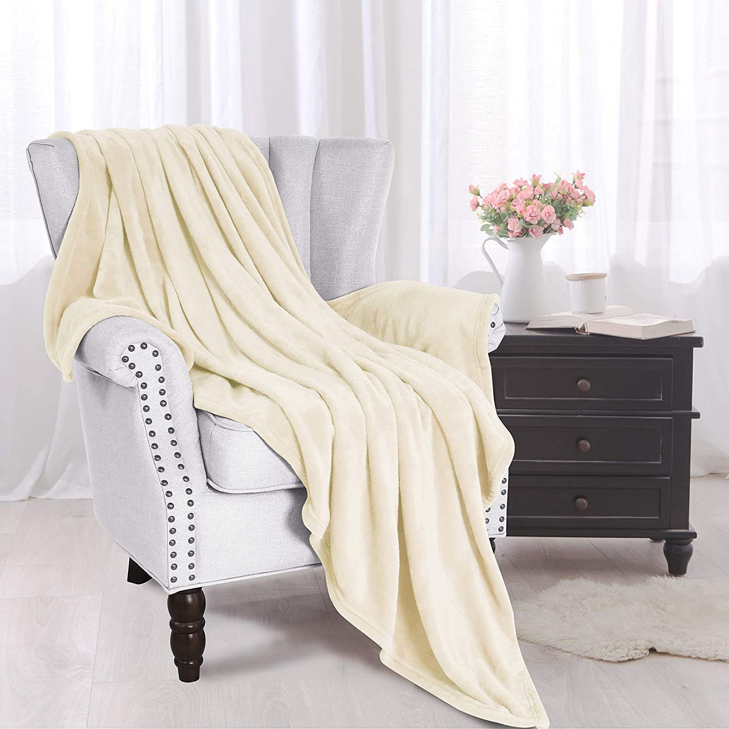 Exclusivo Mezcla Extra Large Fleece Throw Blanket, 50X70 Inches 300Gsm Super Warm And Soft Blankets For Couch, Ivory Throw For W