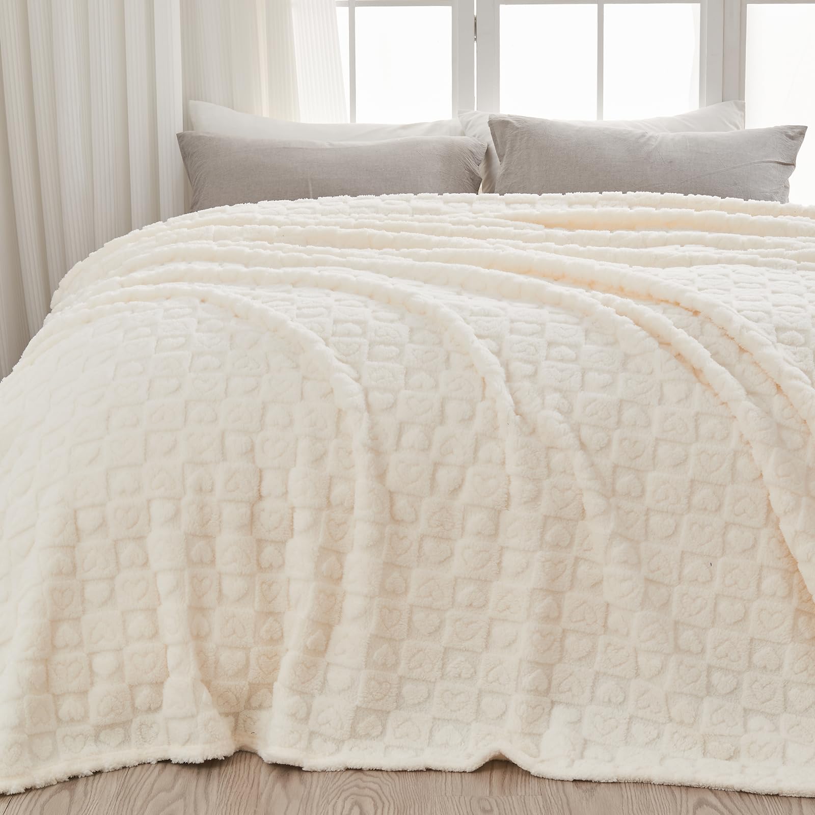 Newcosplay Super Soft King Blanket Ivory Premium Silky Flannel Fleece 3D Heart Checkered Lightweight Bed Blanket All Season Use