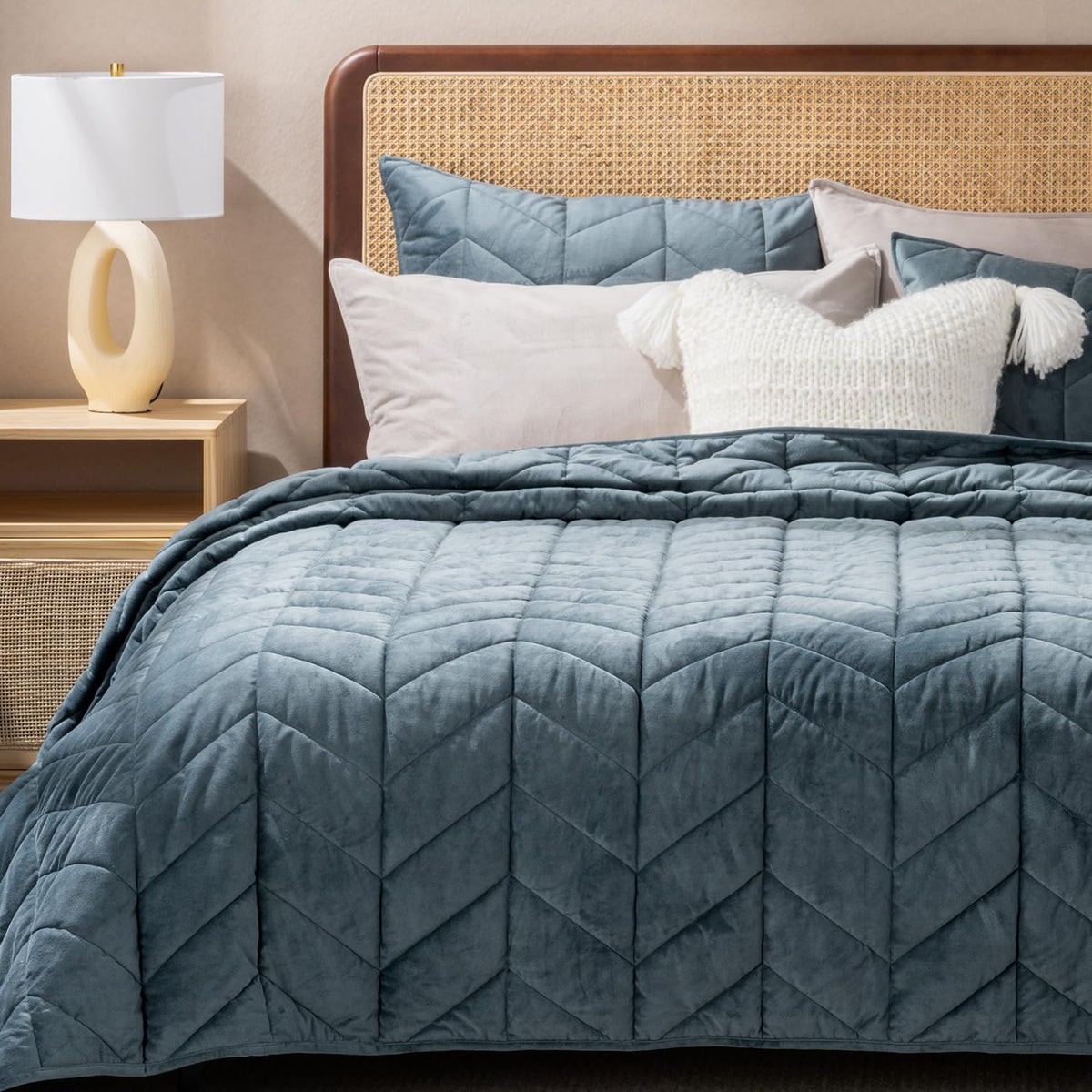 Evergrace 3 Pieces Luxurious Velvet King Quilts, Ultra Soft Lightweight Velvet Comforter Set, Matelasse Oversized Bedspread Cove