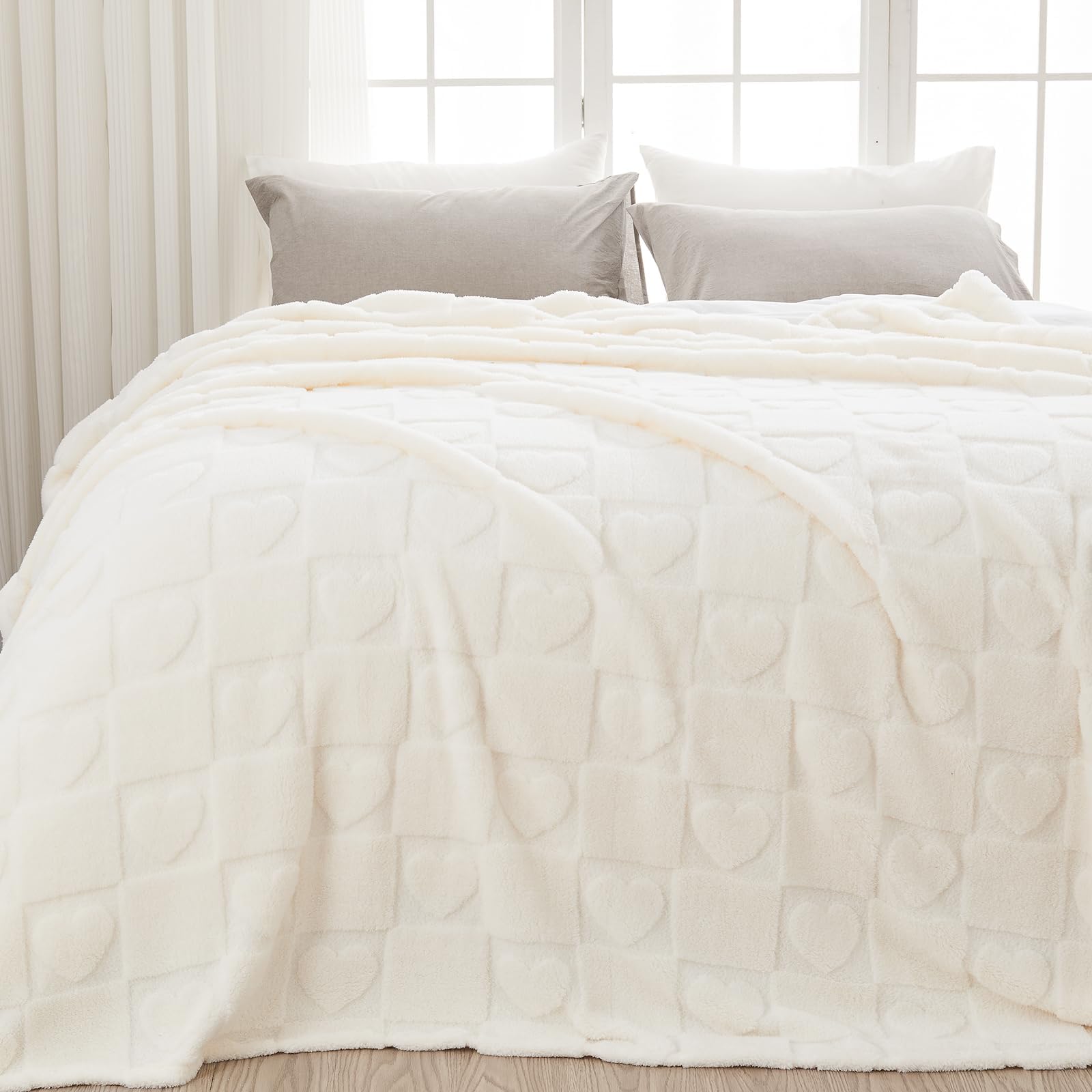 Newcosplay Super Soft King Blanket Ivory Love Premium Silky Flannel Fleece 3D Heart Checkered Lightweight Bed Blanket All Season