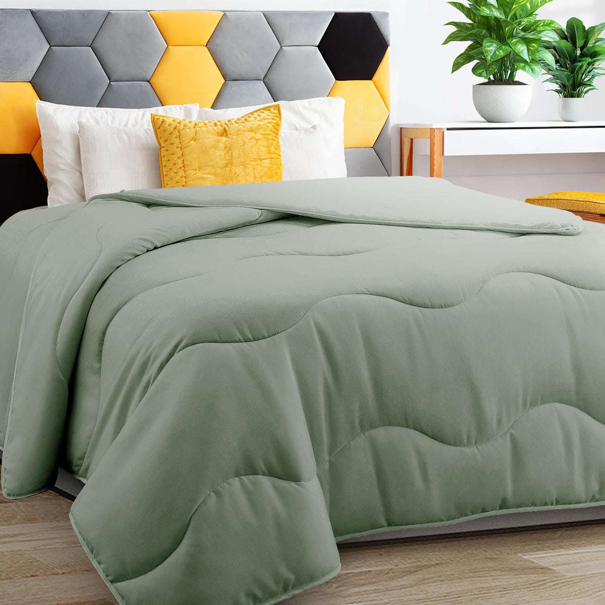 Meelus Lightweight Comforter Cooling Duvet Insert Sage Green, All Season Breathable King Size Duvet, Soft Microfiber Summer Cool