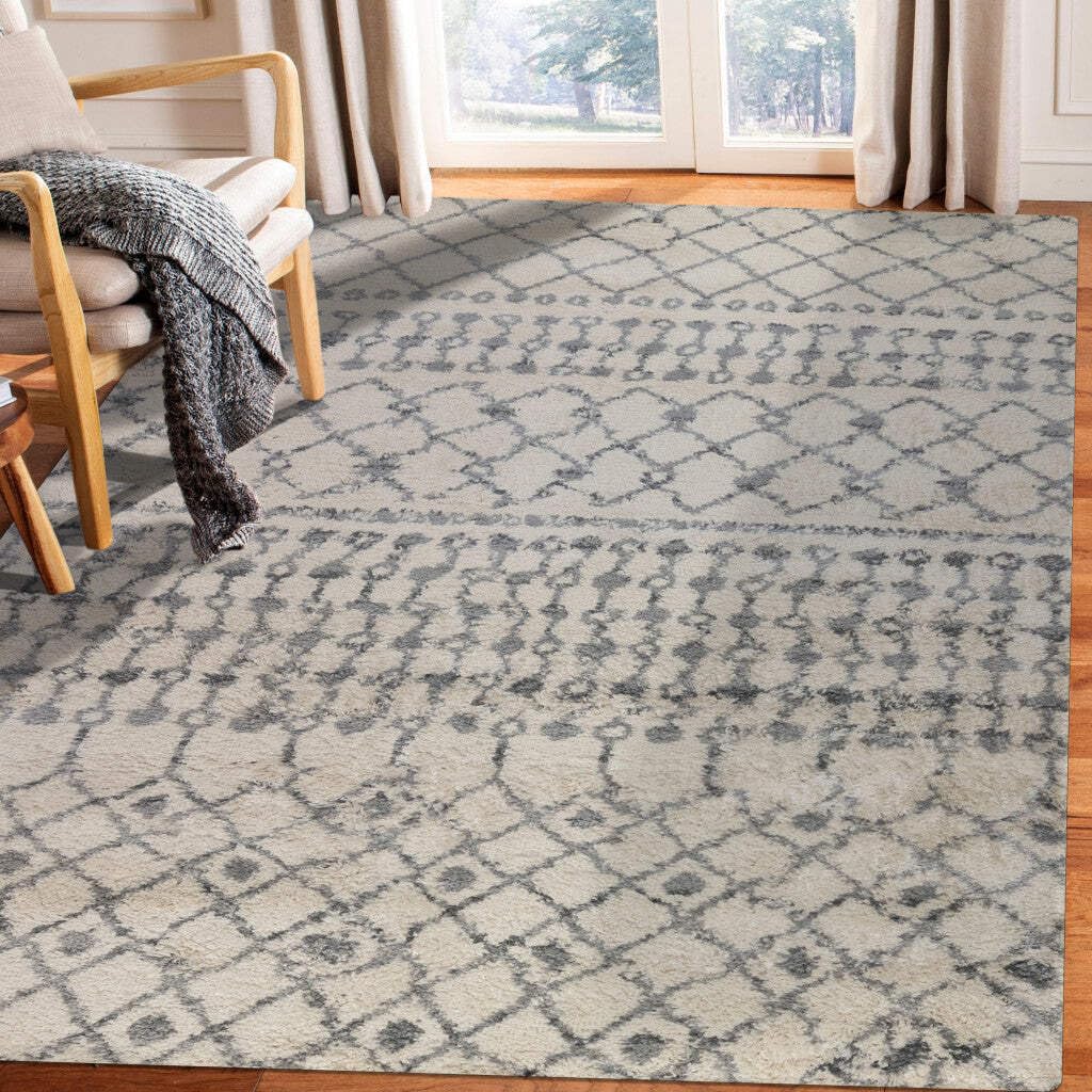 HomeRoots 531963 7 x 9 ft. Gray & Ivory Geometric Shag Rectangle Area Rug