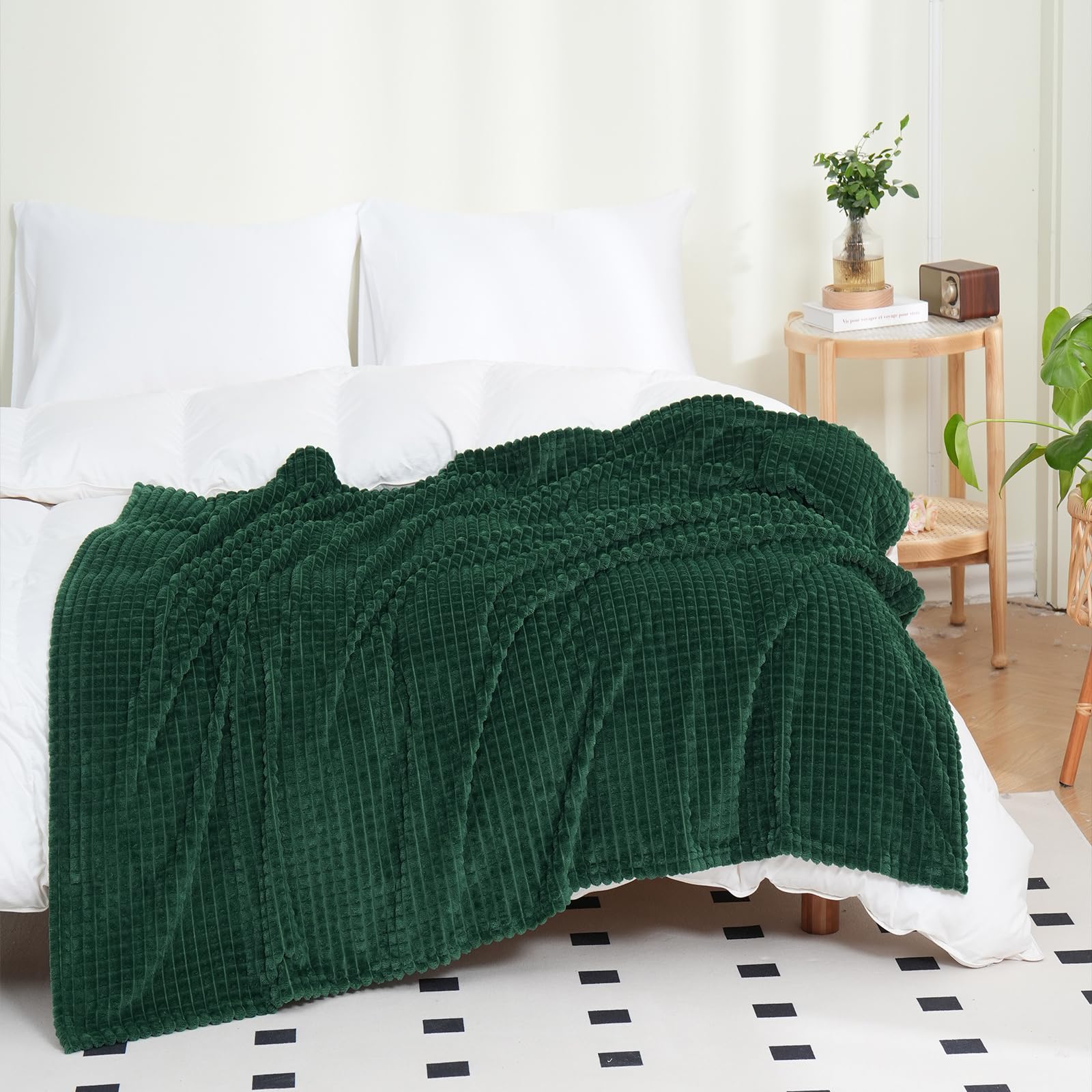 Puncuntex Flannel Fleece Throw Blanket Dark Green 108'  90',Super Soft Plush Cozy Blanket With Square Grid Design Luxury For C
