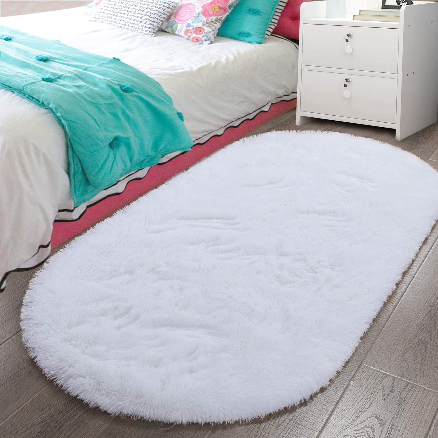 LOCHAS Fluffy White Bedroom Rug 2.6 x 5.3, Shaggy Area Rug for Bedroom Bedside, Soft Oval Throw Rugs Carpet for Living Room Ki