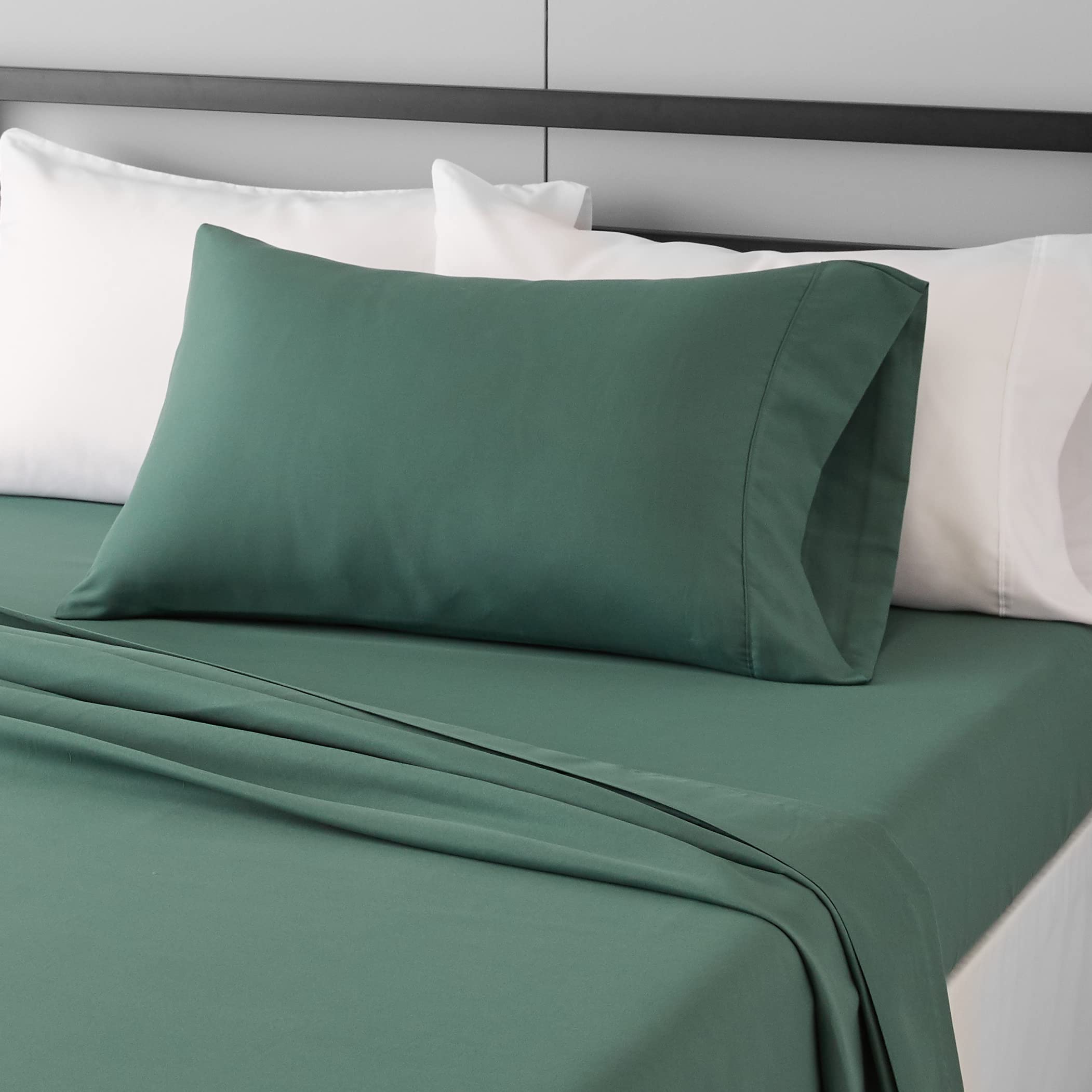 Amazon Basics Lightweight Super Soft Easy Care Microfiber 3-Piece Bed Sheet Set With 14-Inch Deep Pockets, Twin, Emerald Green,