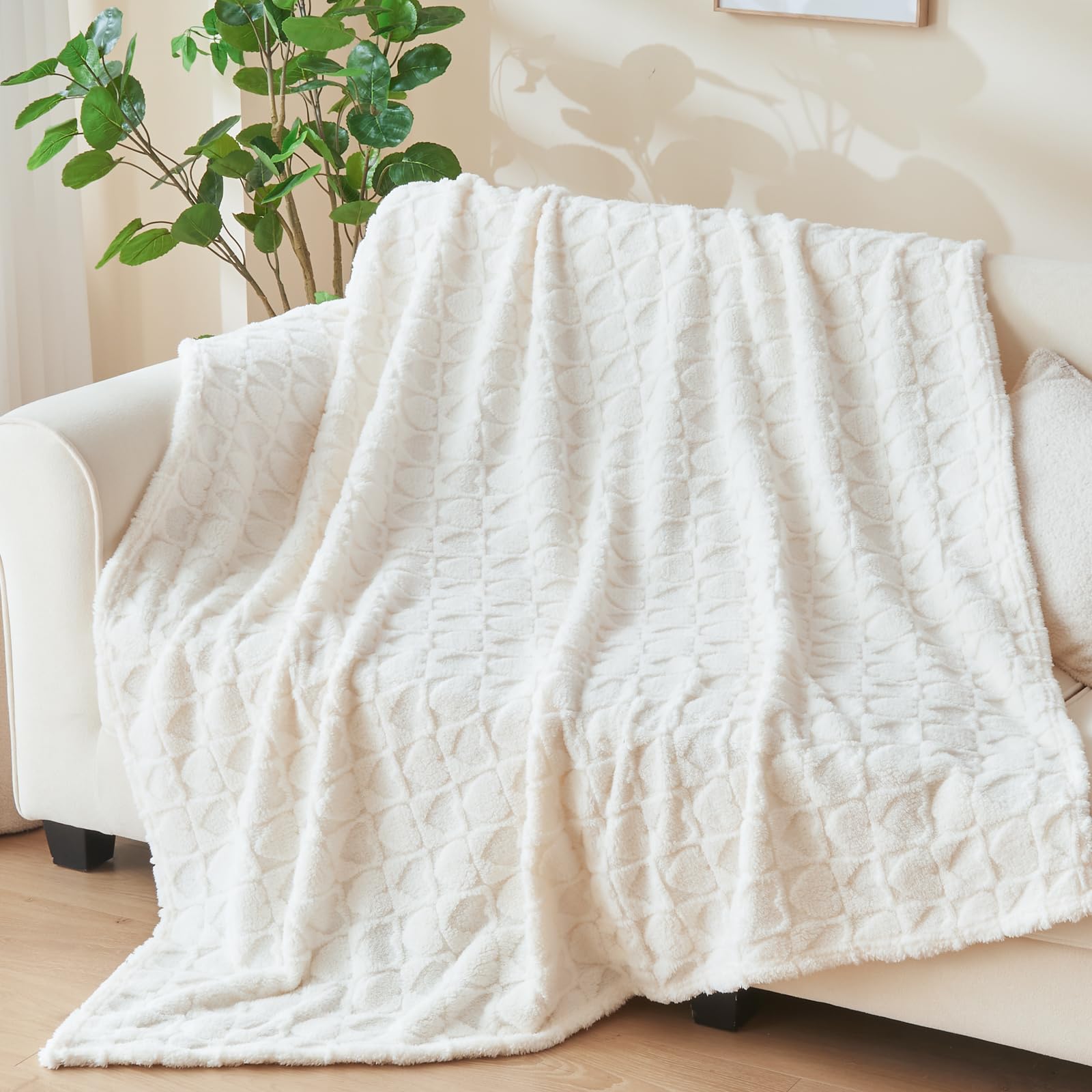 Newcosplay Super Soft Twin Blanket Off White Love Premium Silky Flannel Fleece 3D Heart Checkered Lightweight Bed Blanket All Se