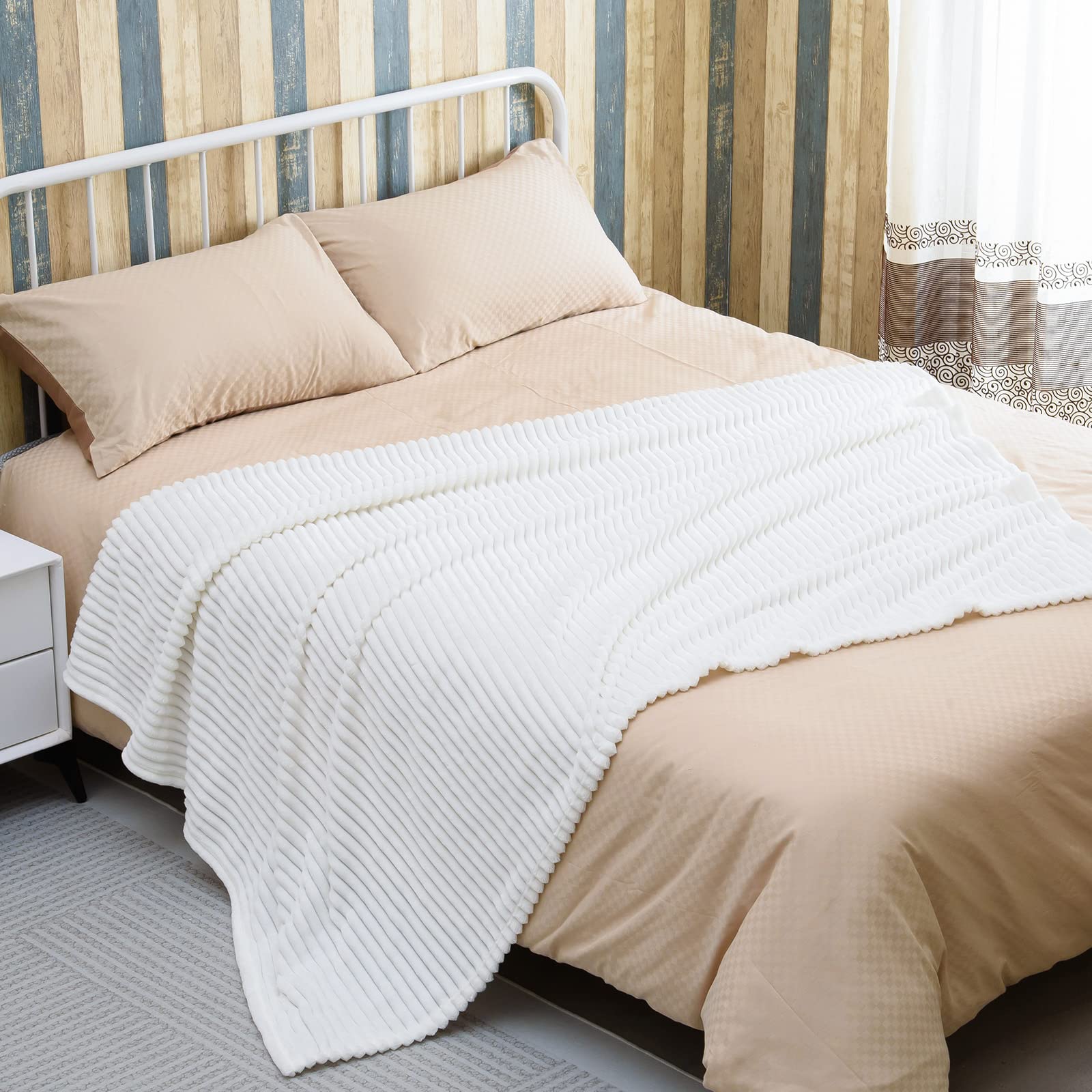 Bnuitland White Flannel Throw (60X80 Inches) With Storage Pouch,300Gsm Super Soft Fleece Stripe Pattern Sofa Blanket For Adults,