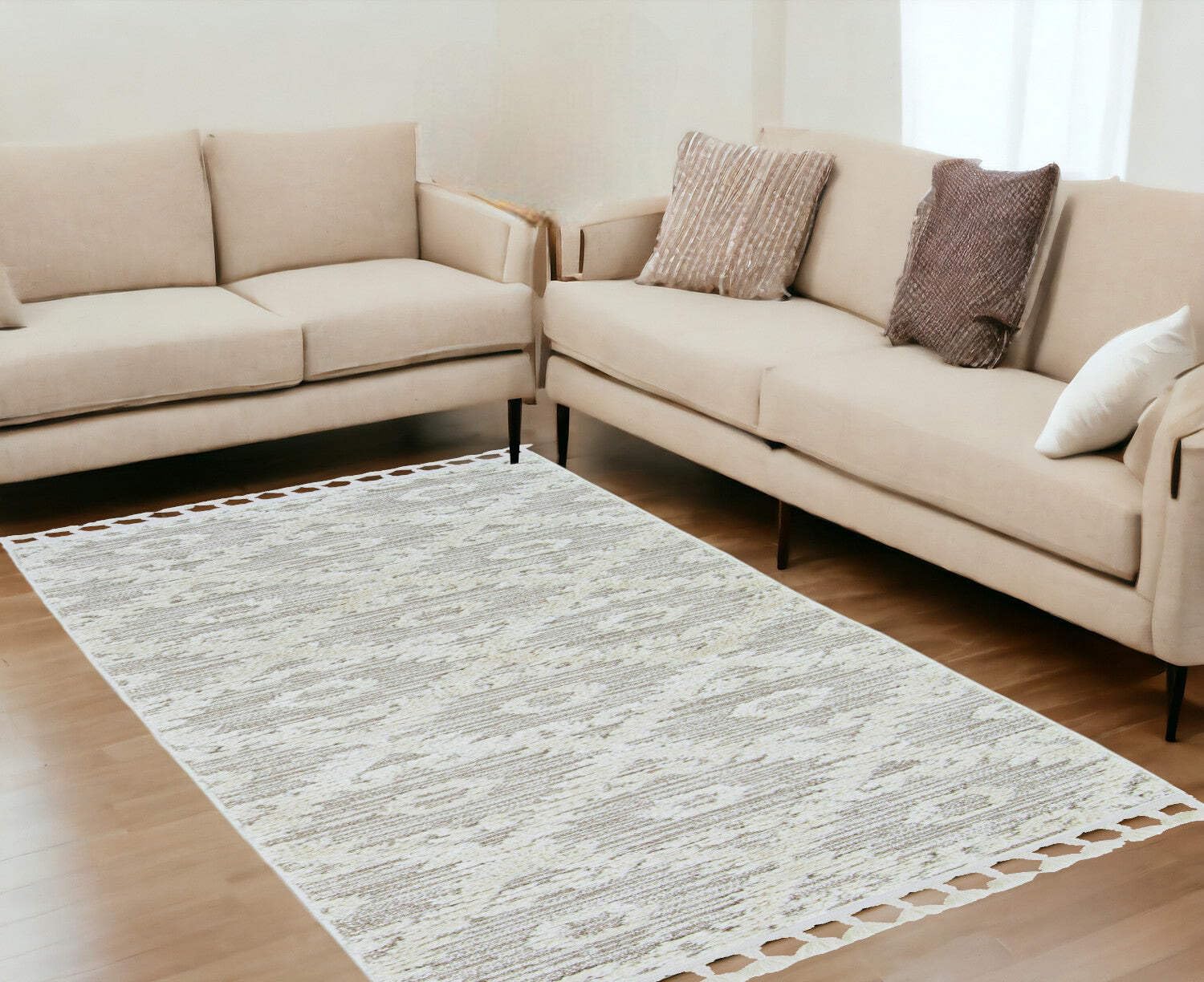 HomeRoots 5' X 8' Ivory Or Beige Geometric Diamond Indoor Area Rug with Fringe