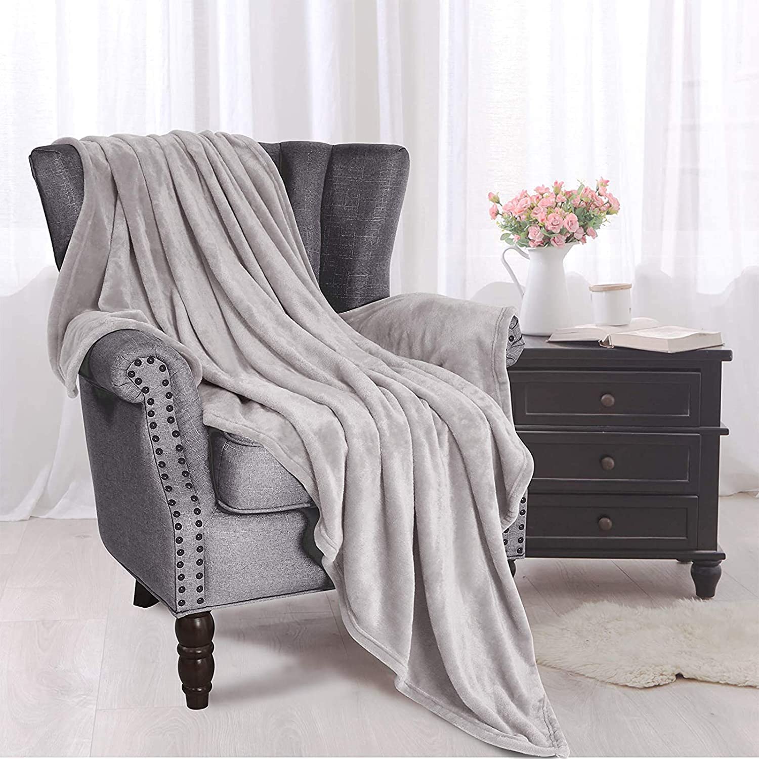 Exclusivo Mezcla Extra Large Fleece Throw Blanket, 50X70 Inches 300Gsm Super Warm And Soft Blankets For Couch, Light Grey Throw