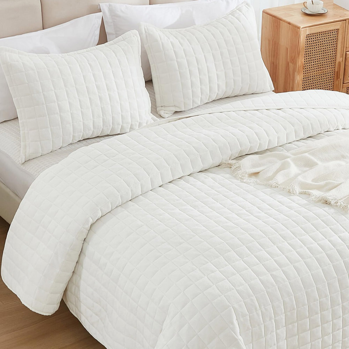 Andency Queen Quilt Cream White, Velvet Lightweight Plush Plaid Bedspread, Soft Luxury Coverlet Quilted Bedding Set (96X90 Inch,