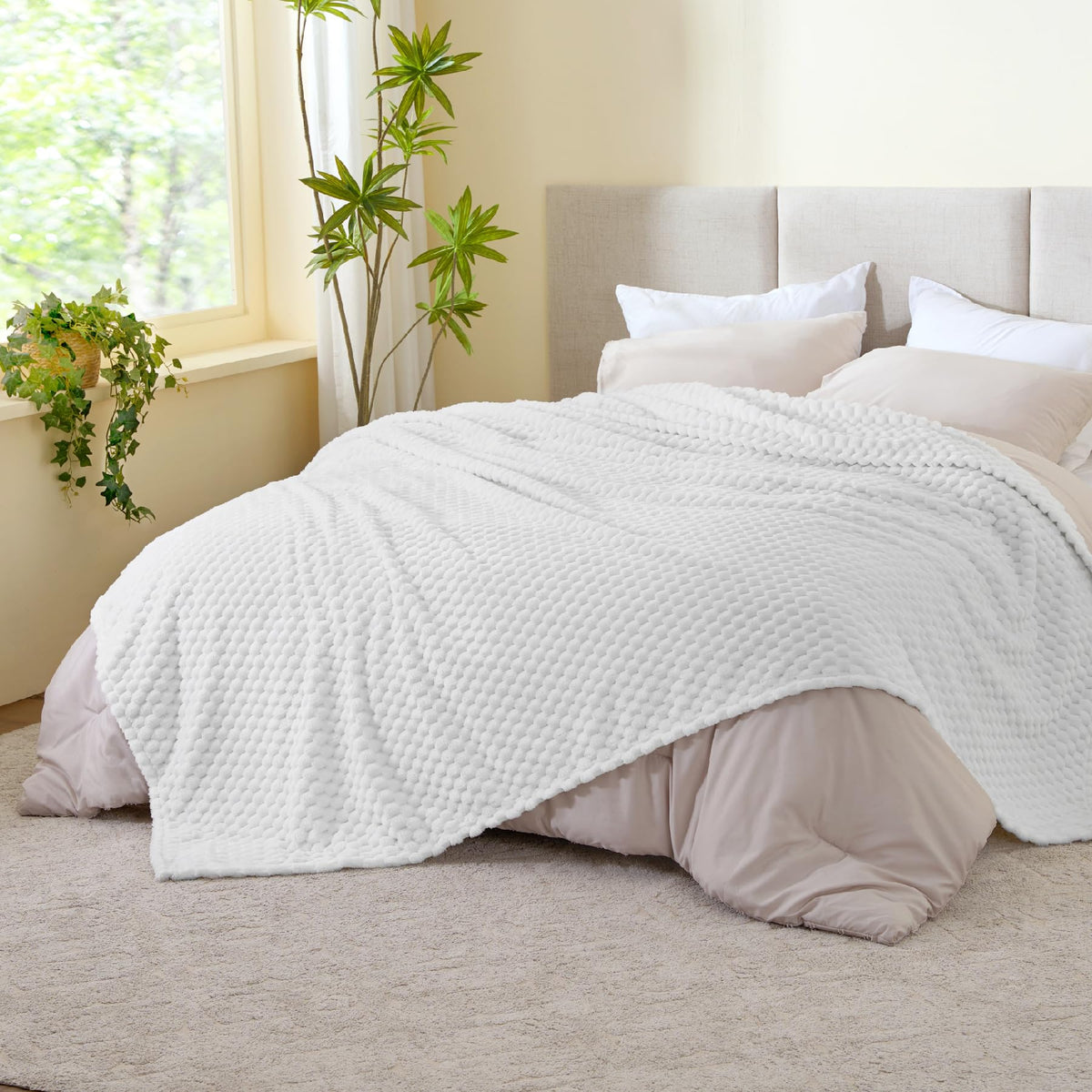 Bedelite Fleece Blanket, Large Queen Blanket For Bed, 3D Jacquard Decorative White Fuzzy Blanket, Soft And Cozy Warm Plush Fluff