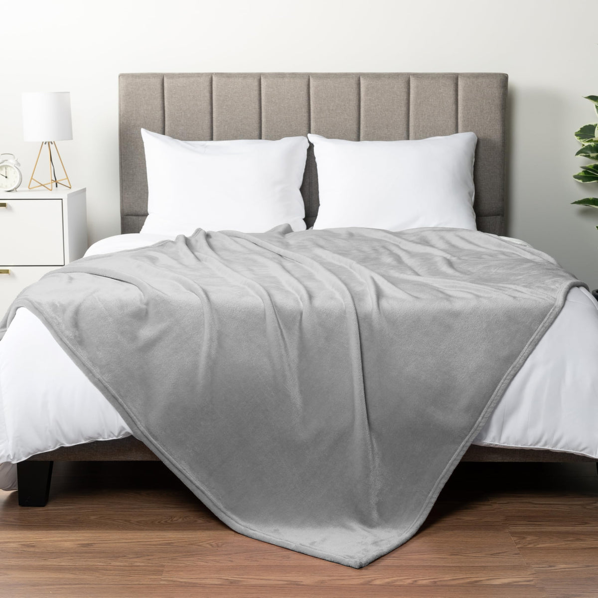 Pavilia Light Grey Fleece Bed Blanket Queen Size, Silver Super Soft Fuzzy Flannel Throw For Couch Sofa, Luxury Plush Microfiber